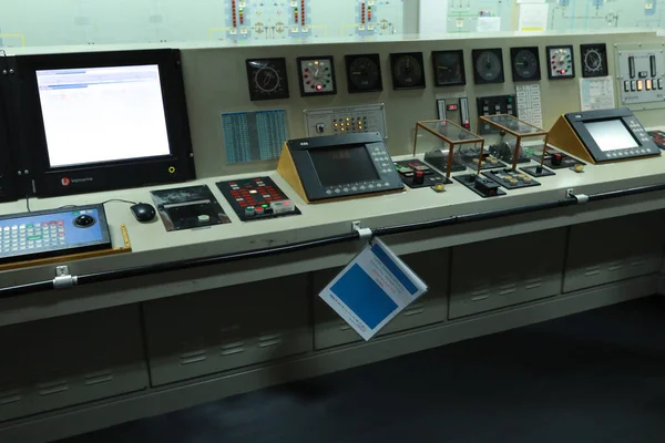 Yolcu gemisinde motor izleme monitörleri