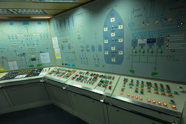 Gemi makine dairesi gösterge paneli bolca alt, göstergeler, küçük gösterge lambaları ve motor ve jeneratörlerin şemaları, voltmetreler, amperemetörler