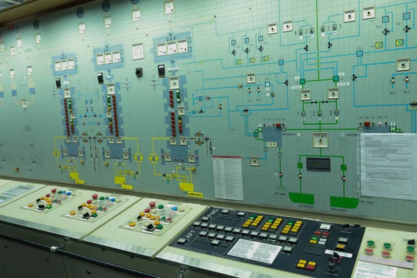 Gemi makine dairesi gösterge paneli bolca alt, göstergeler, küçük gösterge lambaları ve motor ve jeneratörlerin şemaları, voltmetreler, amperemetörler