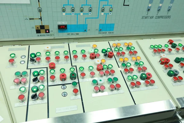 Gemi makine dairesi gösterge paneli bolca alt, göstergeler, küçük gösterge lambaları ve motor ve jeneratörlerin şemaları, voltmetreler, amperemetörler