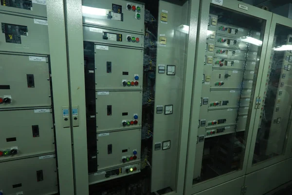 Gemi makine dairesi gösterge paneli bolca alt, göstergeler, küçük gösterge lambaları ve motor ve jeneratörlerin şemaları, voltmetreler, amperemetörler