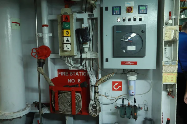 Gemi makine dairesi gösterge paneli bolca alt, göstergeler, küçük gösterge lambaları ve motor ve jeneratörlerin şemaları, voltmetreler, amperemetörler