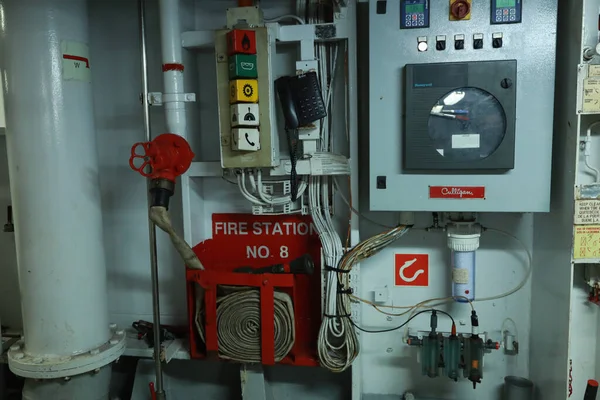 船用机房仪表板 有大量的底部 指示灯 小指示灯和发动机和发电机示意图 电压表 安培器 — 图库照片