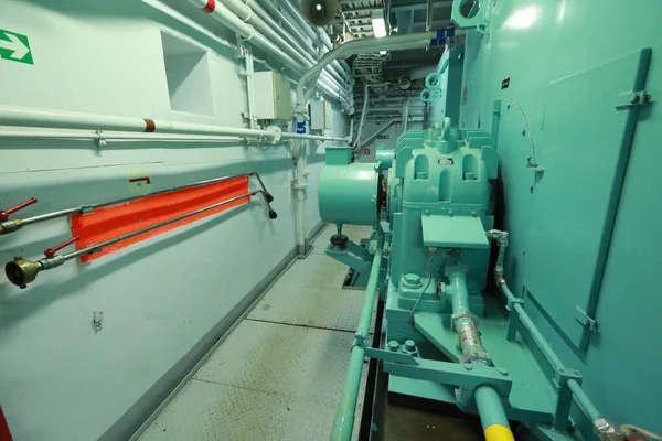 Gemi makine dairesi gösterge paneli bolca alt, göstergeler, küçük gösterge lambaları ve motor ve jeneratörlerin şemaları, voltmetreler, amperemetörler