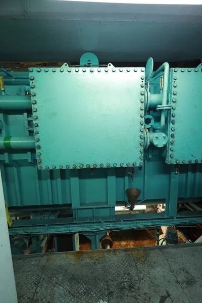 Gemi makine dairesi gösterge paneli bolca alt, göstergeler, küçük gösterge lambaları ve motor ve jeneratörlerin şemaları, voltmetreler, amperemetörler