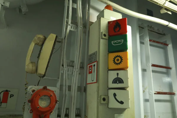 Gemi makine dairesi gösterge paneli bolca alt, göstergeler, küçük gösterge lambaları ve motor ve jeneratörlerin şemaları, voltmetreler, amperemetörler