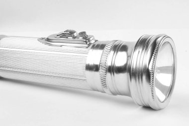 Beyaz arkaplanda eski metal el feneri