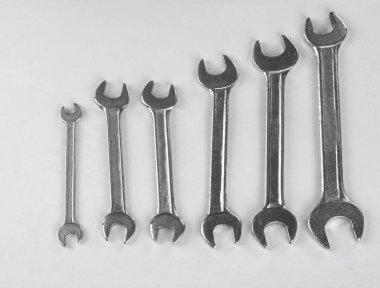 Yükselen sırayla dizilmiş çelik anahtarlar. Beyaz bir arkaplanda izole edilmiş.