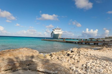 Grand Turk, Turks ve Caicos Adaları - Gezici gemi güneşli bir günde Grand Turk limanına yanaştı