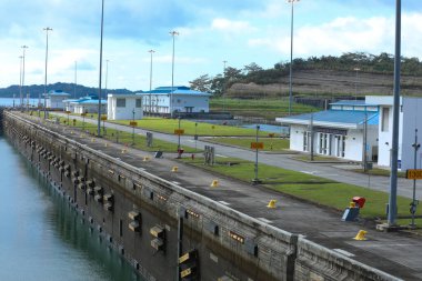 panama kanalı, Atlantik Okyanusu, Pasifik Okyanusu'na bağlayan, Panama uluslararası deniz ticareti için anahtar bir kanal olduğunu.