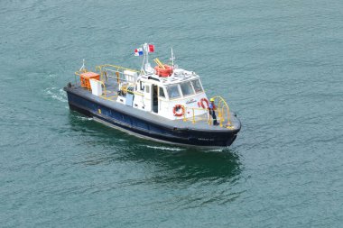 Panama Şehri Panama Kılavuzu, Panama Kanalı 'ndan denize doğru yol alıyor..