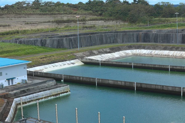 Pasifik Okyanusu 'ndan Panama Kanalı' nın ilk kilidi. Geçit modern Panama eyaletinde yer almaktadır. Fotoğraf, taşınabilir bir köprünün gri tasarımını gösteriyor..
