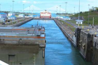 Miraflores Kilitlerindeki konteyner gemisi, Panama Kanalı, Panama Şehri, Panama