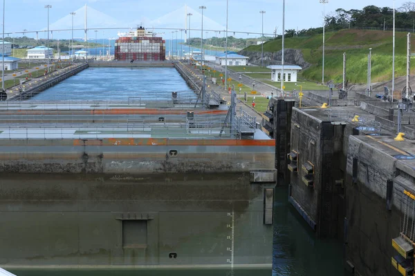 Miraflores Kilitlerindeki Konteyner Gemisi Panama Kanalı Panama Şehri Panama — Stok fotoğraf