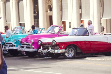 Gran Teatro - Havana, Küba önünde Küba renkli vintage arabalar