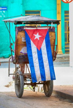 Küba bisiklet taksisi Küba bayrağı, Küba, Havana 'da bisiklet taksisi. Üç tekerlekli bisiklet taksiye dönüştü. Havana 'da yerel ve turistler için ucuz ulaşım bisikleti