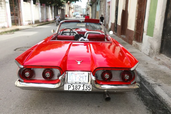 Классический Красный Автомобиль Проезжающий Среди Разноцветных Зданий Центре Старой Гаваны — стоковое фото