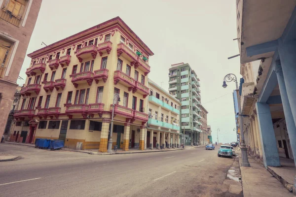 ハバナのダウンタウンに伝統的なカラフルな建物と街の風景 — ストック写真
