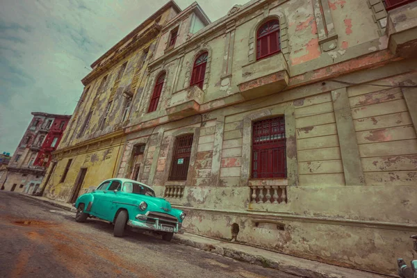 Scena Uliczna Starym Samochodem Deszczowy Dzień Hawanie Kubie — Zdjęcie stockowe