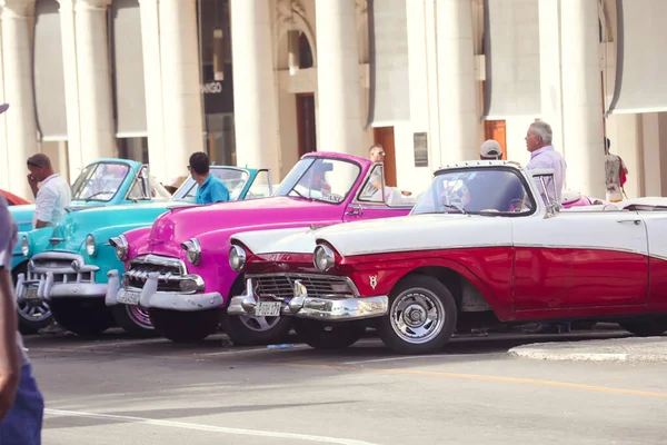 Kubański Kolorowe Vintage Samochody Przed Gran Teatro Hawana Kuba — Zdjęcie stockowe