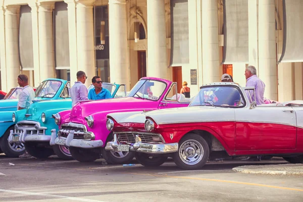 Kubański Kolorowe Vintage Samochody Przed Gran Teatro Hawana Kuba — Zdjęcie stockowe