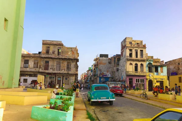 Scena Uliczna Klasycznymi Starymi Samochodami Tradycyjnymi Kolorowymi Budynkami Centrum Hawany — Zdjęcie stockowe