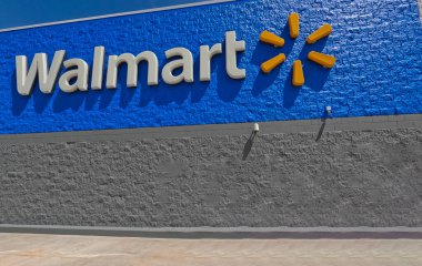 Florida / ABD - 21 Nisan 2022 - Walmart Inc., bir hipermarket zinciri, indirim mağazaları ve market zinciri işleten çok uluslu bir Amerikan perakende şirketidir..