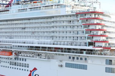 İlk LNG karnaval hatları Rotterdam gemi terminalinde Mardi Gras rıhtımına güç verdi.