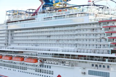 İlk LNG karnaval hatları Rotterdam gemi terminalinde Mardi Gras rıhtımına güç verdi.