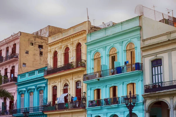 Viejas Coloridas Casas Cruzando Calle Centro Habana Cuba —  Fotos de Stock