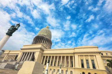 Ulusal Kongre Binası, Küba Devrimi sonrasına kadar Küba 'da hükümetin organizasyonuydu ve şu anda Küba Bilimler Akademisi' ne ev sahipliği yapmaktadır.