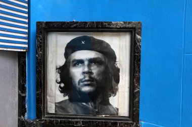 Che Guevara 'nın portresi Eski Havana' da eski püskü bir duvara çizilmiş.