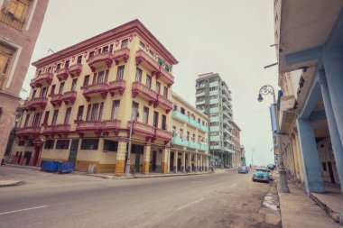 Şehir Havana geleneksel renkli binalar ile sokak sahne
