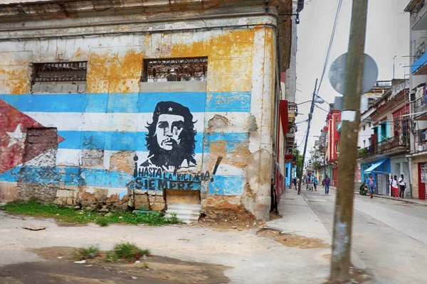 哈瓦那Hasta Siempre Che Guevara的共产党绘画 哈瓦那的古巴国旗和Che Guevara的绘画 都画在一面发牢骚的旧墙上 — 图库照片