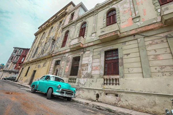 Utcai Jelenet Régi Autóval Esős Napokon Havannában Kubában — Stock Fotó