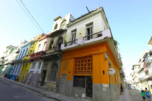 Cena Rua Com Carros Antigos Clássicos Edifícios Coloridos Tradicionais Centro — Fotografia de Stock