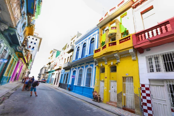 Уличная Сцена Классическими Старыми Автомобилями Традиционными Красочными Зданиями Центре Гаваны — стоковое фото