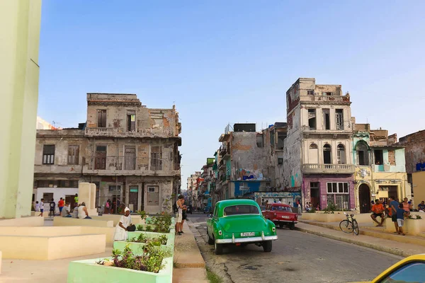 Типова Вулична Сцена Людьми Старими Машинами Барвистими Будівлями Вулиці Кубинськими — стокове фото