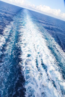 Yolcu gemisinin arkasındaki su yüzeyinde iz.