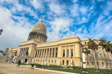 Ulusal Kongre Binası, Küba Devrimi sonrasına kadar Küba 'da hükümetin organizasyonuydu ve şu anda Küba Bilimler Akademisi' ne ev sahipliği yapmaktadır.