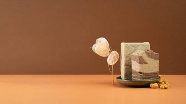 Modern natürmort. Orta Doğu, Balkanlar ve Batı Asya 'da geleneksel tatlı şekerlemesi, kakao ve kaju rengi çifte bej arkaplanlı tatlı halkası. yatay.