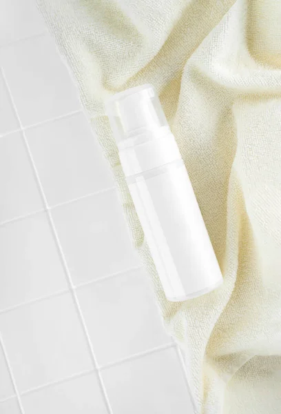 Μακιγιάζ Προϊόντων Ομορφιάς Συσκευασία Ευεξίας Λευκό Μπουκάλι Καθαρισμός Καλλυντικών Πλαστικό — Φωτογραφία Αρχείου