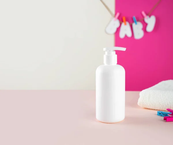 Banyo Yapan Çocuklar Için Doğal Hipoalerjenik Köpük Beyaz Plastik Pompa — Stok fotoğraf