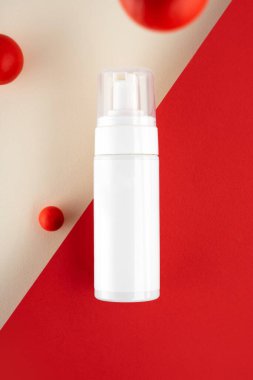 Yaratıcı polis pozisyonu Skincare rutini. Kırmızı arka planda sağlıklı cilt için akne önleyici ürünler. Yüz köpüğü ambalajı, temizlik, özü, serum, losyon. Güzellik ve doğal kozmetik kavramı. Asgari