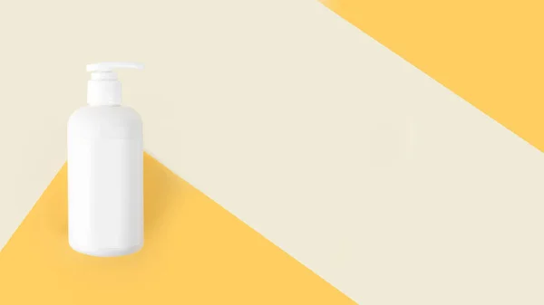 Natural Hypoallergenic Foam for bathing children. White Plastic pump bottle. childrens cosmetics. Bottles on a sunny yellow background. Copy space — Fotografia de Stock