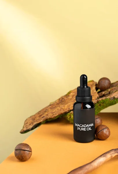 Έλαιο Macadamia με καρύδια macadamia. Οργανικό προϊόν για καλλυντικά. Υγιές δέρμα, περιποίηση προσώπου και σώματος. SPA και αυτοφροντίδα ευεξίας, ευεξία έννοια — Φωτογραφία Αρχείου