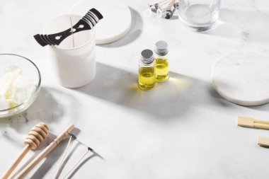 Ev yapımı doğal çevre dostu mumlar, fitil, parfüm, mermer bir masaya gerekli yağı koymak için gerekli aletleri ayarlayın. İşlem yapılıyor. Modayı takip et. El işi hobisi, küçük işletme, sanatsal ürünler konsepti.