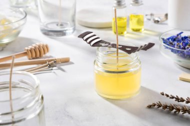 Ev yapımı doğal çevre dostu mumlar, fitil, parfüm, mermer bir masaya gerekli yağı koymak için gerekli aletleri ayarlayın. İşlem yapılıyor. Modayı takip et. El işi hobisi, küçük işletme, sanatsal ürünler konsepti.