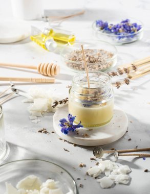 Ev yapımı doğal çevre dostu mumlar, fitil, parfüm, mermer bir masaya gerekli yağı koymak için gerekli aletleri ayarlayın. İşlem yapılıyor. Modayı takip et. El işi hobisi, küçük işletme, sanatsal ürünler konsepti.