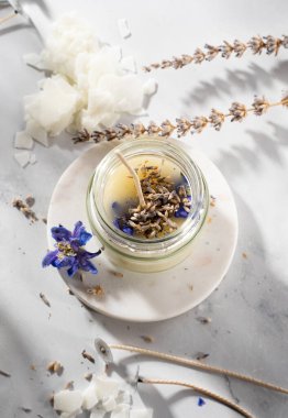 Ev yapımı doğal çevre dostu mumlar, fitil, parfüm, mermer bir masaya gerekli yağı koymak için gerekli aletleri ayarlayın. İşlem yapılıyor. Modayı takip et. El işi hobisi, küçük işletme, sanatsal ürünler konsepti.